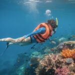 découvrez les avantages d'un apport de flottabilité en snorkeling pour une meilleure sécurité, un confort optimal et une expérience plus agréable dans l'eau.